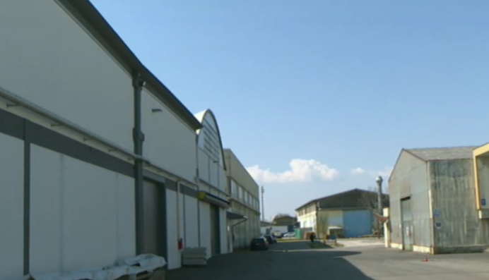 Prova a rabboccare il liquido di un macchinario, ma resta incastrato: morto operaio 22enne