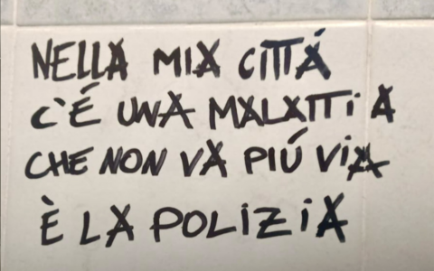 Tensione anarchica anche a Padova: scritte contro la Polizia sui muri dell’aula studio