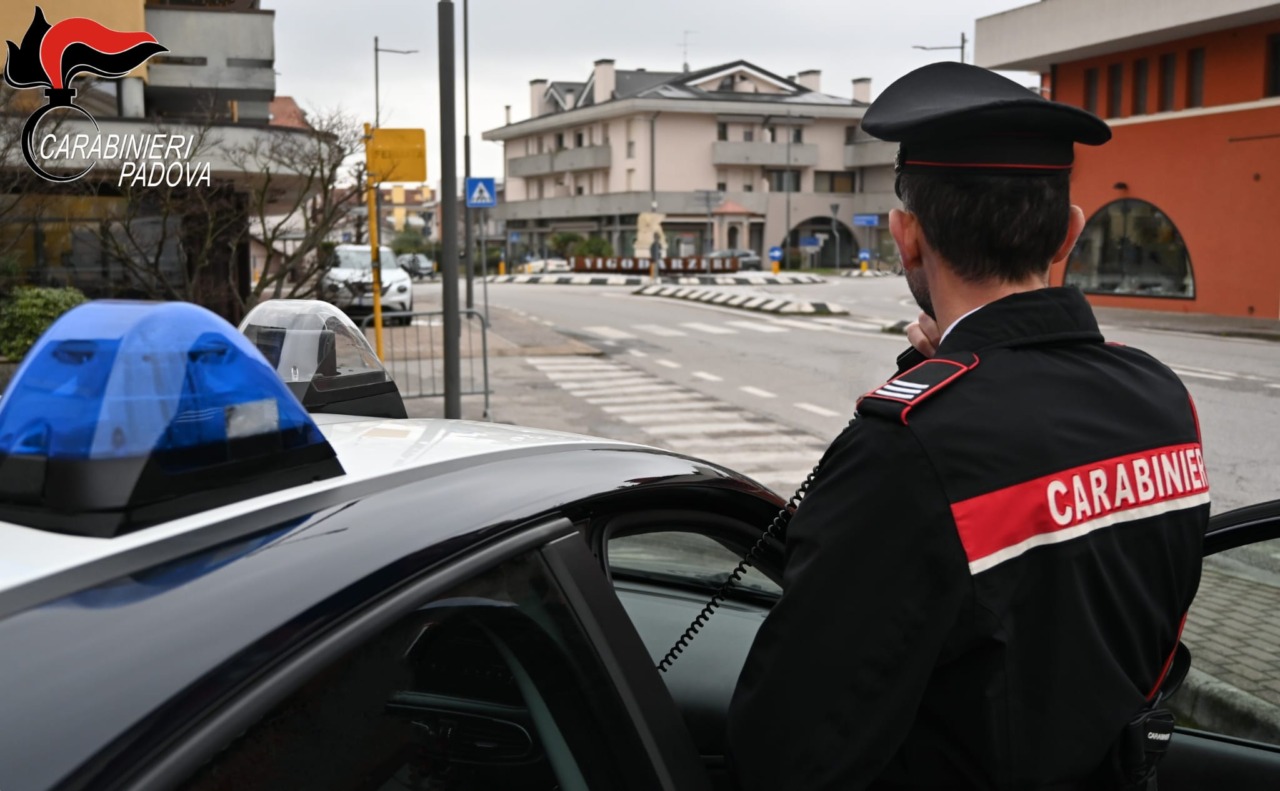 62enne alla guida senza patente, fugge dai Carabinieri e nell’inseguimento sperona la gazzella