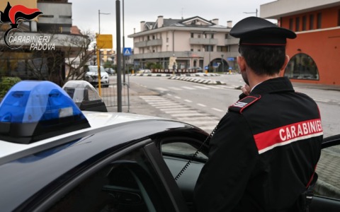 62enne alla guida senza patente, fugge dai Carabinieri e nell’inseguimento sperona la gazzella