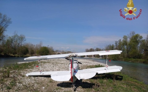 Atterraggio di emergenza di un ultraleggero su un isolotto sul Brenta a Fontaniva