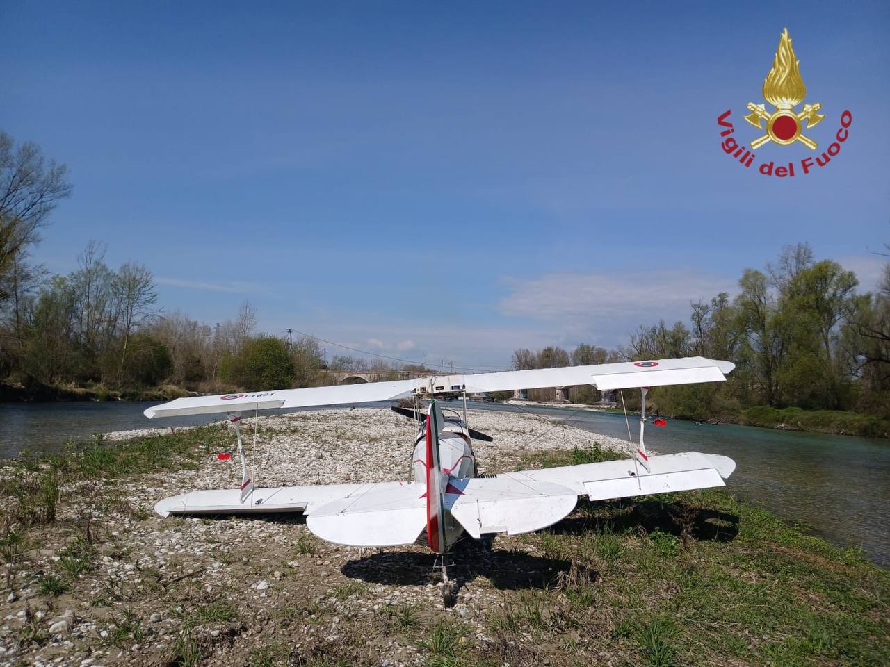 Atterraggio di emergenza di un ultraleggero su un isolotto sul Brenta a Fontaniva