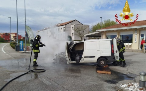 Furgone va a fuoco vicino alle pompe di benzina: i gestori riescono ad allontanarlo in tempo
