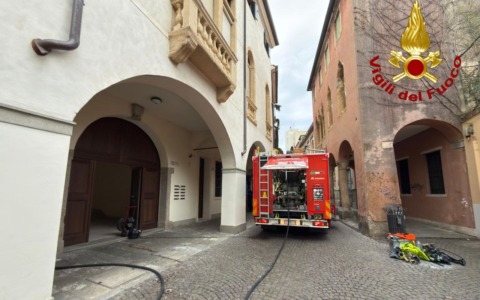 Contatore elettrico in fiamme, evacuato un palazzo del centro