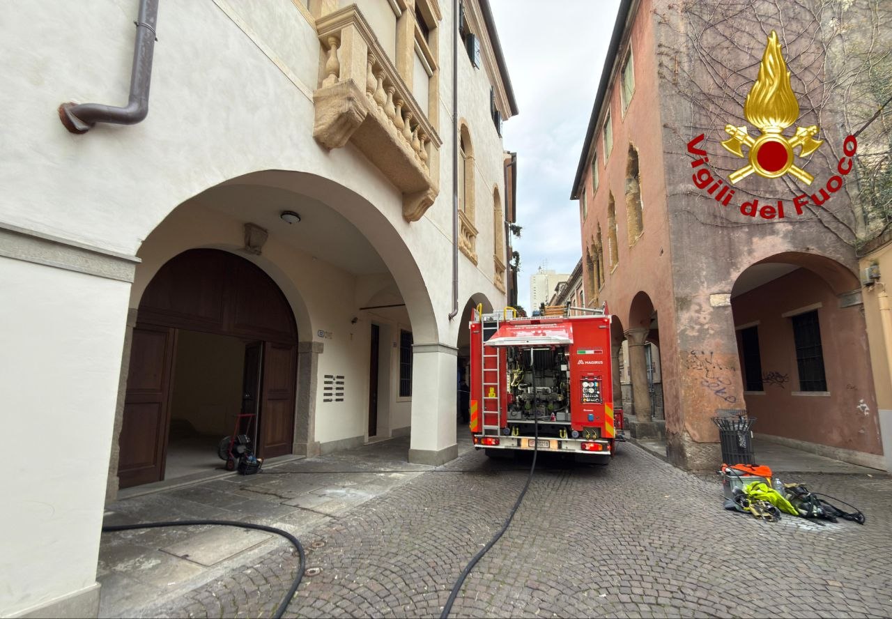 Contatore elettrico in fiamme, evacuato un palazzo del centro
