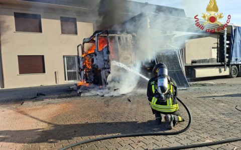 Incendio di un autoarticolato in azienda a Tombolo, in fiamme materiale fotovoltaico