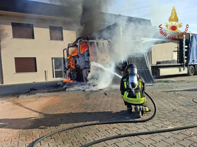 Incendio di un autoarticolato in azienda a Tombolo, in fiamme materiale fotovoltaico