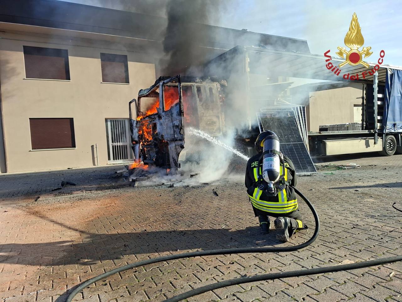 Incendio di un autoarticolato in azienda a Tombolo, in fiamme materiale fotovoltaico