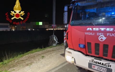 Auto finisce nel canale a Mezzavia: conducente salvo dopo l’uscita autonoma