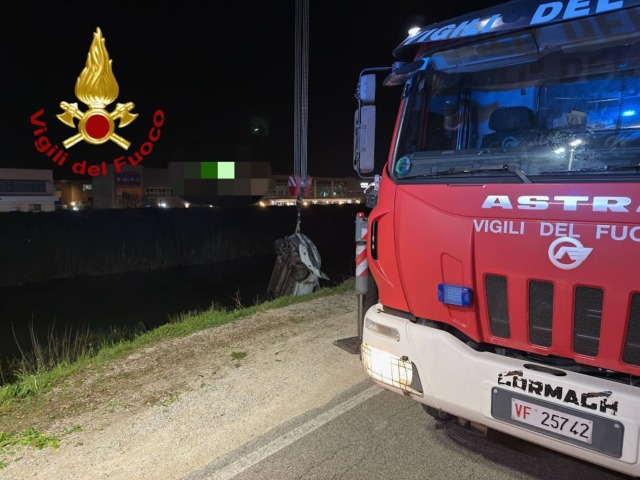 Auto finisce nel canale a Mezzavia: conducente salvo dopo l’uscita autonoma