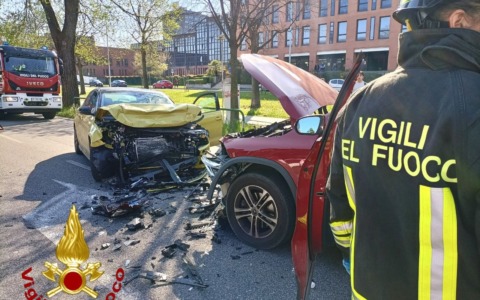 Scontro frontale in via Grassi: conducenti feriti lievemente