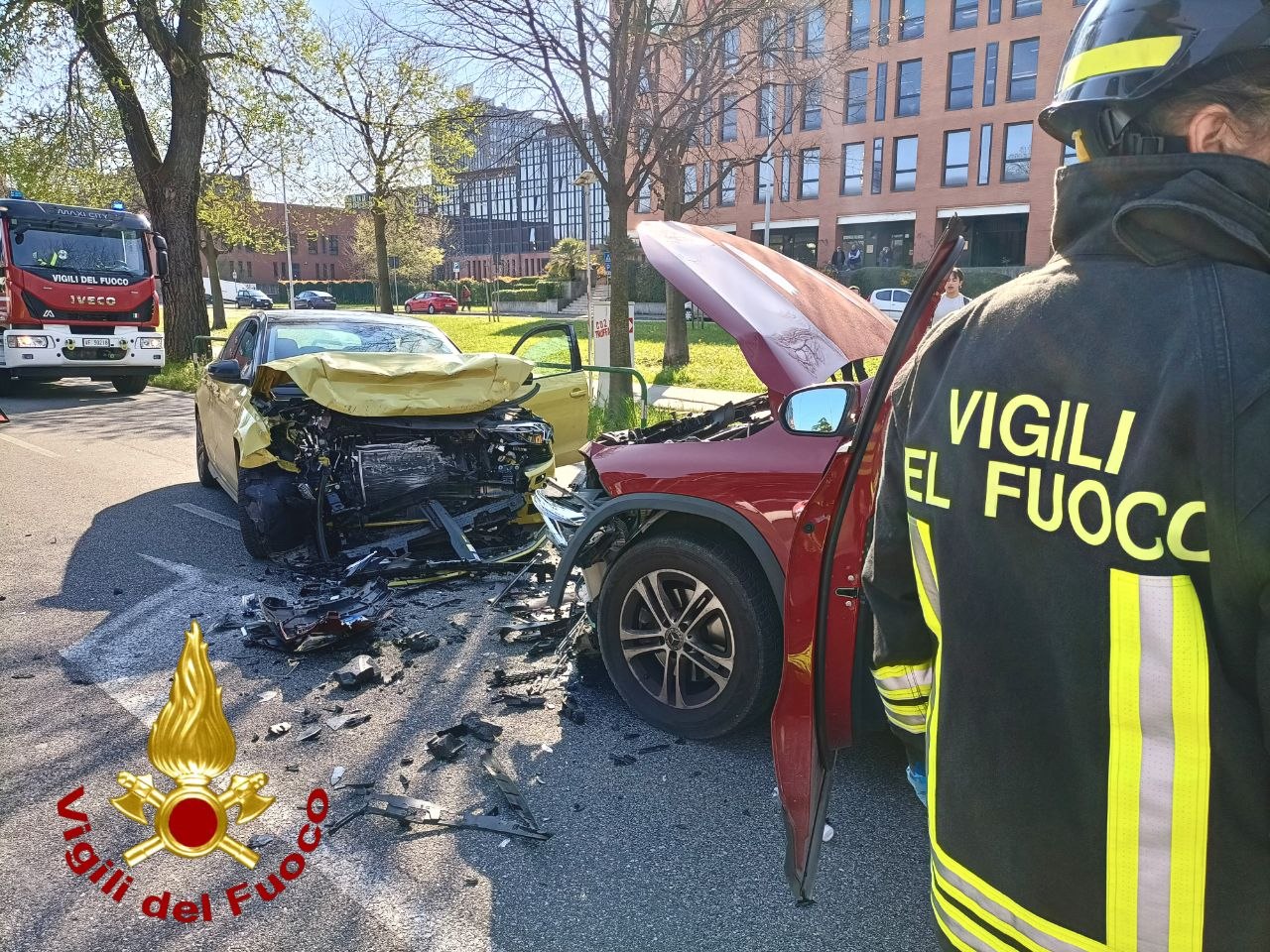 Scontro frontale in via Grassi: conducenti feriti lievemente