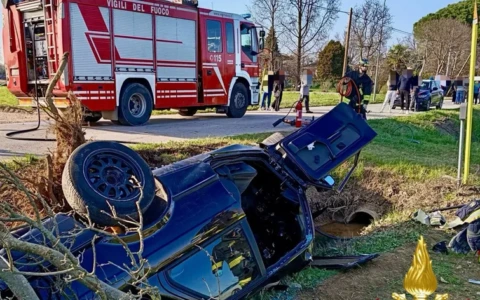Auto esce di strada e si rovescia: due feriti, uno è grave