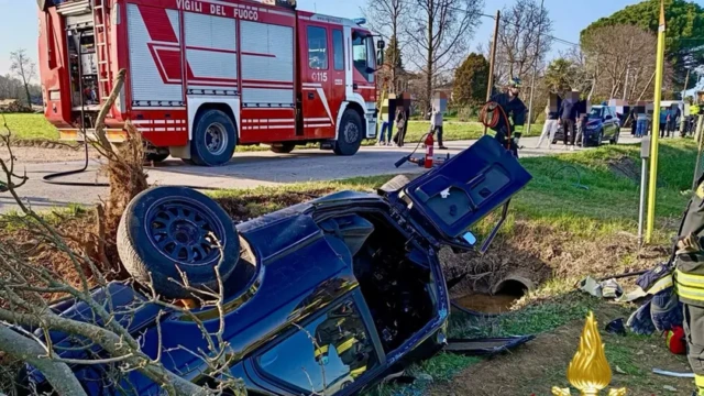 Auto esce di strada e si rovescia: due feriti, uno è grave