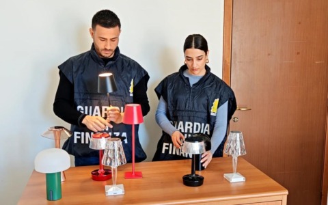 Operazione “Gamba corta”: sequestrate oltre 6.500 lampade e sedie contraffatte. Controlli anche nel Padovano