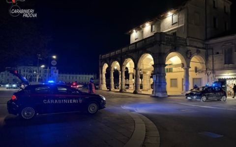 In casa hashish, marijuana, cocaina e sigarette elettroniche con THC: un arresto nell’alta padovana