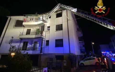 Incendio in un appartamento, anziano e badante si rifugiano sul terrazzo: salvati con l’autoscala