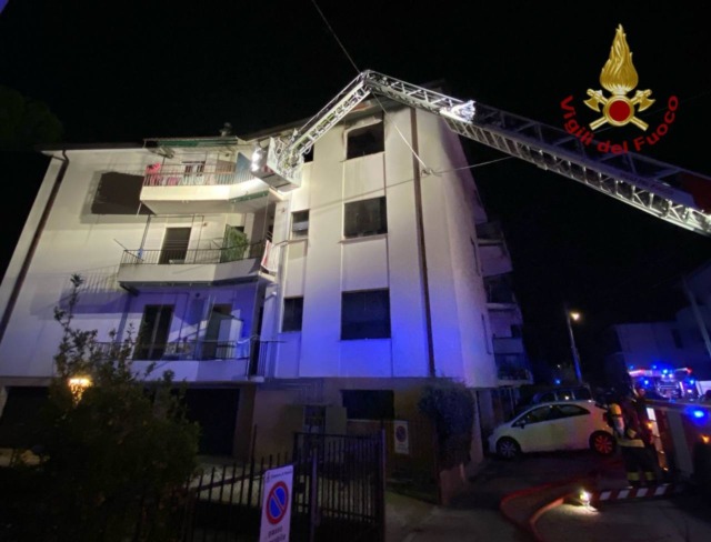 Incendio in un appartamento, anziano e badante si rifugiano sul terrazzo: salvati con l’autoscala