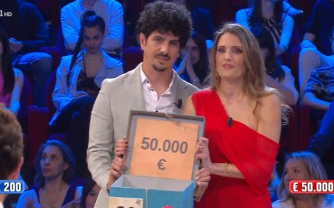 Affari Tuoi, la partita di Brigitta: la pacchista padovana si porta a casa 50mila euro