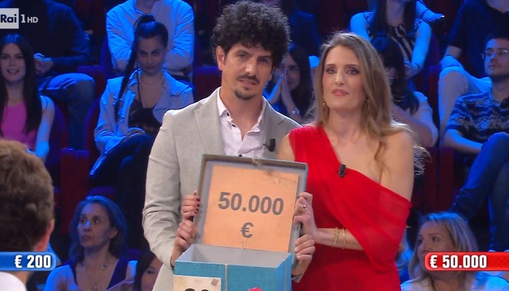Affari Tuoi, la partita di Brigitta: la pacchista padovana si porta a casa 50mila euro
